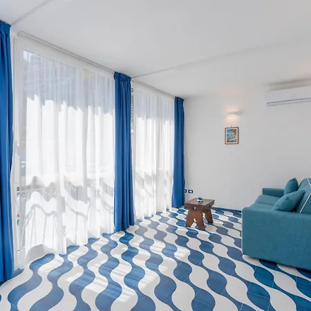 Elite Luxury לינה וארוחת בוקר 4*